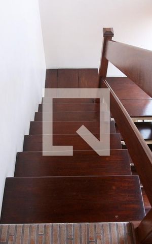Casa à venda com 220m², 3 quartos e 2 vagas Casa à venda com 220m², 3 quartos e 2 vagasEscada