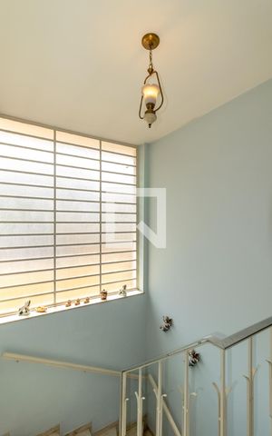 Casa para alugar com 161m², 3 quartos e 2 vagas Casa para alugar com 161m², 3 quartos e 2 vagasEscada