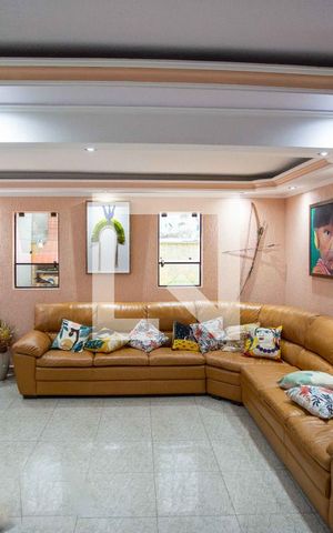 Casa à venda com 241m², 3 quartos e 3 vagasSala