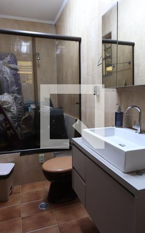Casa à venda com 328m², 2 quartos e 2 vagasBanheiro da Suíte 2