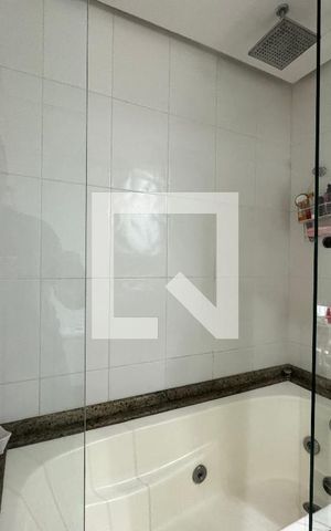 Apartamento à venda com 370m², 4 quartos e 3 vagas Apartamento à venda com 370m², 4 quartos e 3 vagasSuíte 1 - Banheiro