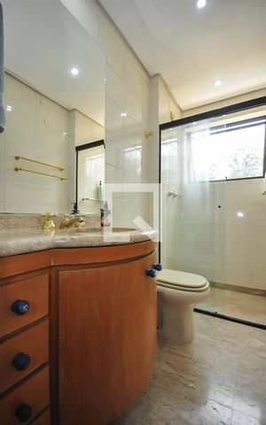 Apartamento à venda com 230m², 3 quartos e 4 vagasBanheiro Suíte 2