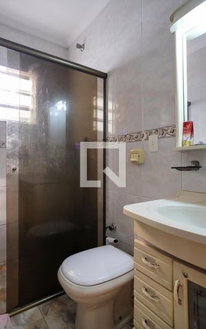 Casa à venda com 232m², 4 quartos e 4 vagasBanheiro da suíte 2