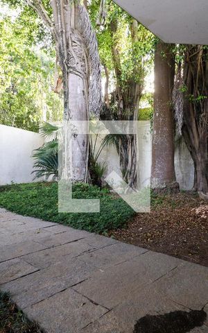 Casa para alugar com 985m², 5 quartos e 5 vagas Casa para alugar com 985m², 5 quartos e 5 vagasÁrea externa