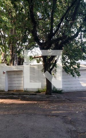 Casa para alugar com 985m², 5 quartos e 5 vagas Casa para alugar com 985m², 5 quartos e 5 vagasFachada