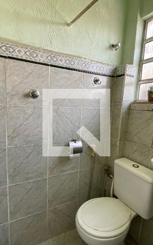 Casa à venda com 323m², 3 quartos e 2 vagas Casa à venda com 323m², 3 quartos e 2 vagasBanheiro de serviço