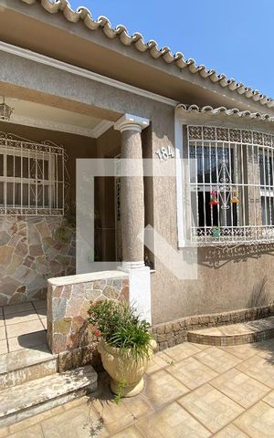 Casa à venda com 323m², 3 quartos e 2 vagas Casa à venda com 323m², 3 quartos e 2 vagasFrente
