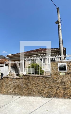 Casa à venda com 323m², 3 quartos e 2 vagas Casa à venda com 323m², 3 quartos e 2 vagasFachada