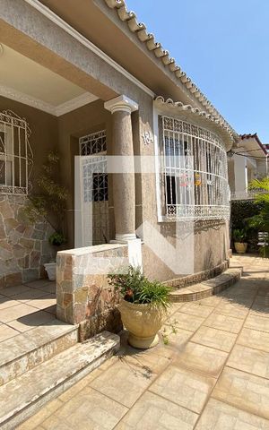 Casa à venda com 323m², 3 quartos e 2 vagas Casa à venda com 323m², 3 quartos e 2 vagasFrente