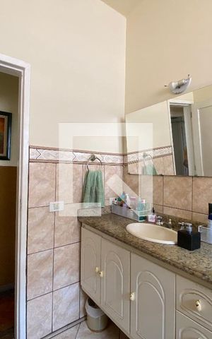 Casa à venda com 323m², 3 quartos e 2 vagas Casa à venda com 323m², 3 quartos e 2 vagasBanheiro