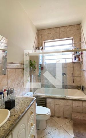 Casa à venda com 323m², 3 quartos e 2 vagas Casa à venda com 323m², 3 quartos e 2 vagasBanheiro
