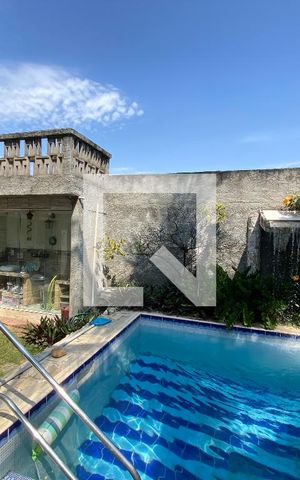 Casa à venda com 323m², 3 quartos e 2 vagas Casa à venda com 323m², 3 quartos e 2 vagasPiscina
