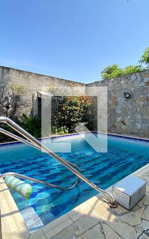 Casa à venda com 323m², 3 quartos e 2 vagas Casa à venda com 323m², 3 quartos e 2 vagasPiscina