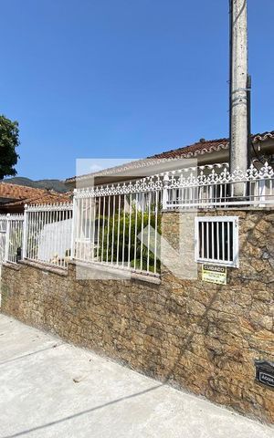 Casa à venda com 323m², 3 quartos e 2 vagas Casa à venda com 323m², 3 quartos e 2 vagasFachada