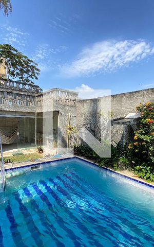 Casa à venda com 323m², 3 quartos e 2 vagas Casa à venda com 323m², 3 quartos e 2 vagasPiscina