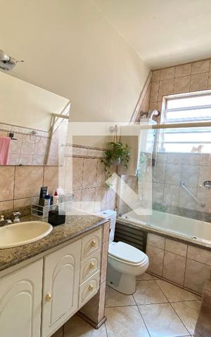 Casa à venda com 323m², 3 quartos e 2 vagas Casa à venda com 323m², 3 quartos e 2 vagasBanheiro
