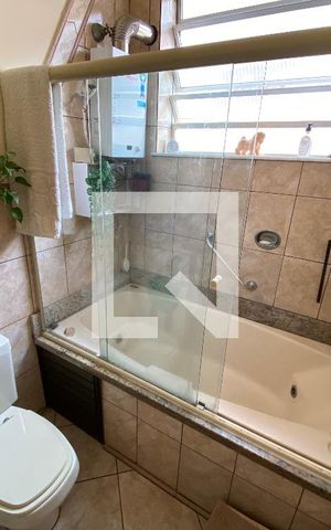 Casa à venda com 323m², 3 quartos e 2 vagas Casa à venda com 323m², 3 quartos e 2 vagasBanheiro