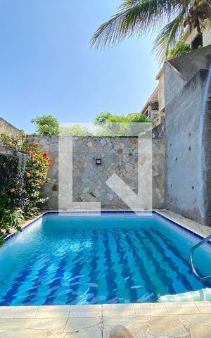 Casa à venda com 323m², 3 quartos e 2 vagas Casa à venda com 323m², 3 quartos e 2 vagasPiscina