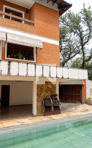 Casa à venda com 377m², 4 quartos e 4 vagas Casa à venda com 377m², 4 quartos e 4 vagasÁrea comum