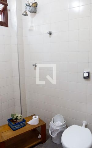 Casa à venda com 377m², 4 quartos e 4 vagas Casa à venda com 377m², 4 quartos e 4 vagasBanheiro