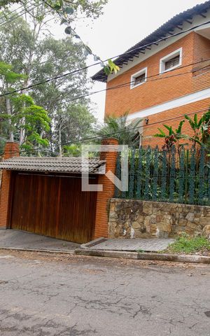 Casa à venda com 377m², 4 quartos e 4 vagas Casa à venda com 377m², 4 quartos e 4 vagasFachada