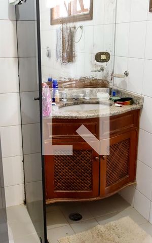 Casa à venda com 377m², 4 quartos e 4 vagas Casa à venda com 377m², 4 quartos e 4 vagasBanheiro da Suíte 2