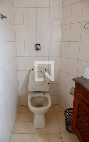 Casa à venda com 377m², 4 quartos e 4 vagas Casa à venda com 377m², 4 quartos e 4 vagasBanheiro da Suíte 1