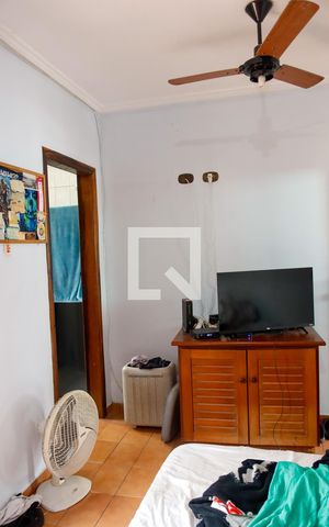 Casa à venda com 377m², 4 quartos e 4 vagas Casa à venda com 377m², 4 quartos e 4 vagasQuarto 3 - Suíte