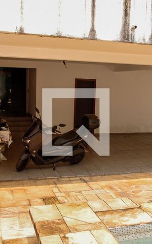 Casa à venda com 377m², 4 quartos e 4 vagas Casa à venda com 377m², 4 quartos e 4 vagasÁrea comum - Piscina