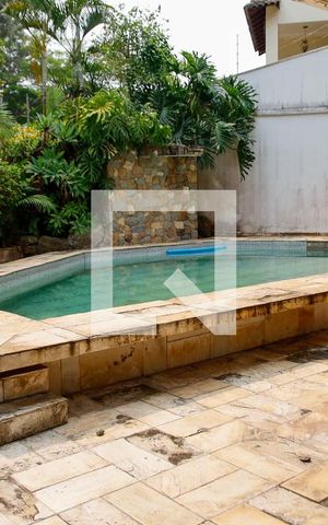 Casa à venda com 377m², 4 quartos e 4 vagas Casa à venda com 377m², 4 quartos e 4 vagasÁrea comum - Piscina