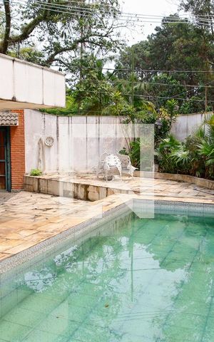 Casa à venda com 377m², 4 quartos e 4 vagas Casa à venda com 377m², 4 quartos e 4 vagasÁrea comum - Piscina