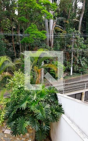 Casa à venda com 377m², 4 quartos e 4 vagas Casa à venda com 377m², 4 quartos e 4 vagasVista da Sacada