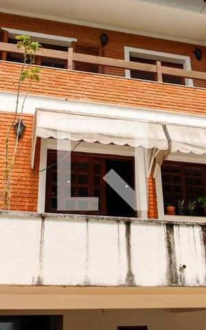 Casa à venda com 377m², 4 quartos e 4 vagas Casa à venda com 377m², 4 quartos e 4 vagasÁrea comum