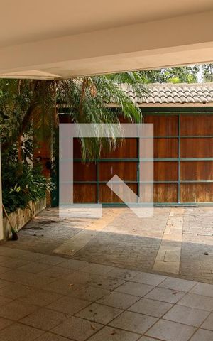 Casa à venda com 377m², 4 quartos e 4 vagas Casa à venda com 377m², 4 quartos e 4 vagasGaragem