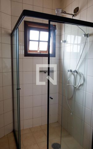 Casa à venda com 377m², 4 quartos e 4 vagas Casa à venda com 377m², 4 quartos e 4 vagasBanheiro da Suíte 1