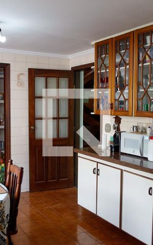 Casa à venda com 377m², 4 quartos e 4 vagas Casa à venda com 377m², 4 quartos e 4 vagasCozinha