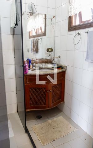 Casa à venda com 377m², 4 quartos e 4 vagas Casa à venda com 377m², 4 quartos e 4 vagasBanheiro da Suíte 2