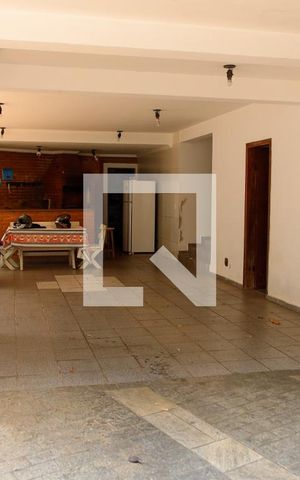 Casa à venda com 377m², 4 quartos e 4 vagas Casa à venda com 377m², 4 quartos e 4 vagasGaragem