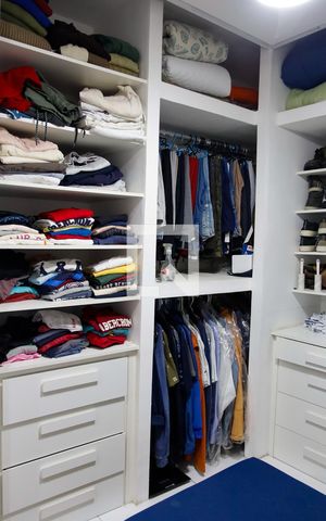 Casa à venda com 130m², 2 quartos e 3 vagas Casa à venda com 130m², 2 quartos e 3 vagasCloset da suíte 2