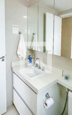 Apartamento para alugar com 74m², 2 quartos e 2 vagas Apartamento para alugar com 74m², 2 quartos e 2 vagasBanheiro da Suíte