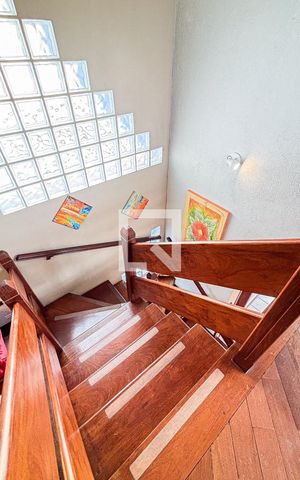 Casa para alugar com 339m², 3 quartos e 5 vagas Casa para alugar com 339m², 3 quartos e 5 vagasEscada