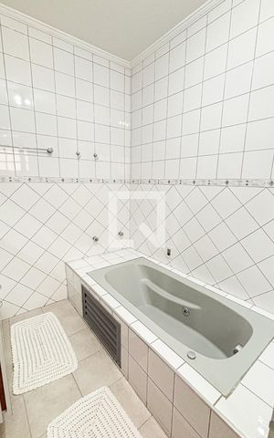 Casa para alugar com 339m², 3 quartos e 5 vagas Casa para alugar com 339m², 3 quartos e 5 vagasBanheiro da Suíte 1