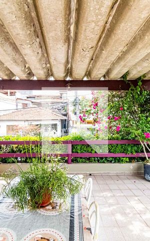 Casa à venda com 180m², 3 quartos e 2 vagas Casa à venda com 180m², 3 quartos e 2 vagasVaranda
