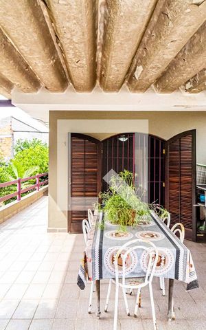 Casa à venda com 180m², 3 quartos e 2 vagas Casa à venda com 180m², 3 quartos e 2 vagasVaranda