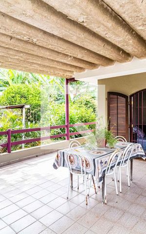 Casa à venda com 180m², 3 quartos e 2 vagas Casa à venda com 180m², 3 quartos e 2 vagasVaranda