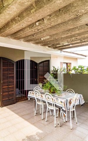 Casa à venda com 180m², 3 quartos e 2 vagas Casa à venda com 180m², 3 quartos e 2 vagasVaranda