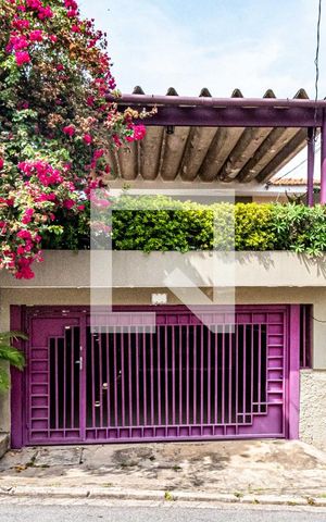 Casa à venda com 180m², 3 quartos e 2 vagas Casa à venda com 180m², 3 quartos e 2 vagasFachada