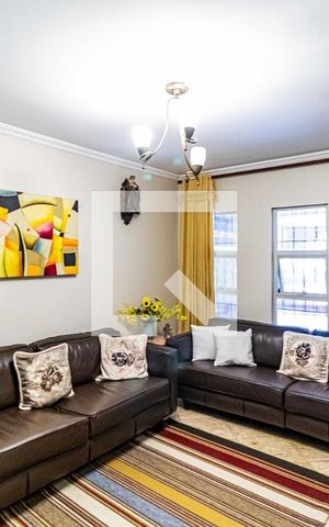 Casa à venda com 180m², 3 quartos e 2 vagas Casa à venda com 180m², 3 quartos e 2 vagasSala