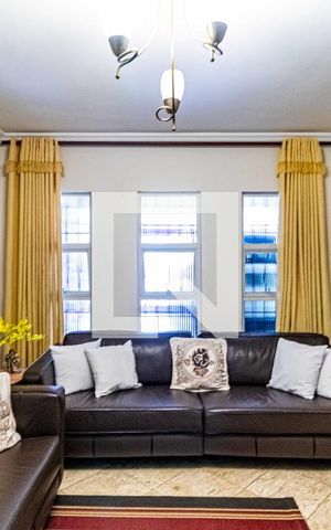 Casa à venda com 180m², 3 quartos e 2 vagas Casa à venda com 180m², 3 quartos e 2 vagasSala