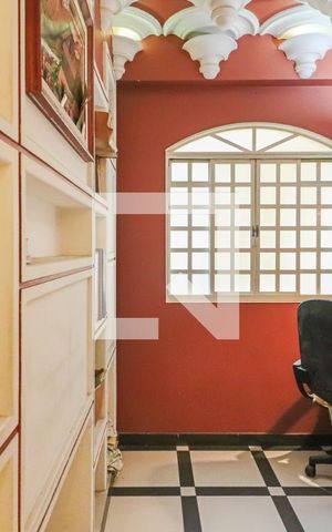 Casa à venda com 300m², 4 quartos e 3 vagas Casa à venda com 300m², 4 quartos e 3 vagasEscritório